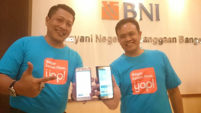 APLIKASI YAP - Pemimpin Bisnis Konsumer dan Retail BNI Kanwil Semarang, I Gusti Nyoman Dharma Putra (kanan), dan Pemimpin Jaringan dan Layanan BNI Kanwil Semarang, Agustinus Fernando Pinem, menunjukkan aplikasi YAP! kepada media, Selasa (13/11). FOTO : ANING KARINDRA/JATENG POS