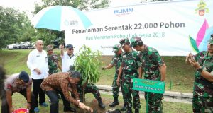 TANAM POHON : General Manager PLN UID Jateng & DIY, Agung Nugraha, secara simbolis melakukan penanaman 1.000 pohon di Medan Latihan Drill NIS dan TIS Kodam IV/Diponegoro, Semarang, Rabu (28/11). FOTO : ANING KARINDRA/JATENG POS