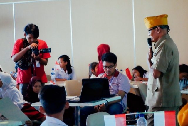 KISAH PEJUANG : Anak-anak tengah mendengarkan cerita kisah pejuang dalam mempertahankan perjuangan. Foto : DOK/JATENG POS.