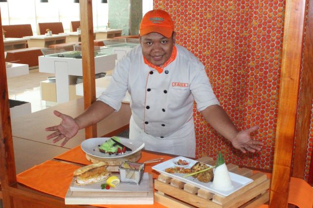 IDENTIK MENU : Fajar Dwi Saputra Sous Chef tengah menunjukan “ Signature Menu “ Harris Hotel Semarang. Foto : DWI SAMBODO/JATENG POS.