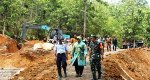 Tim Wasev Marsdya TNI Agus Munandar bersama Bupati Yuni saat mengecek proyek TMMD di Sukorejo, Sragen. Foto: ARI SUSANTO/JATENG POS