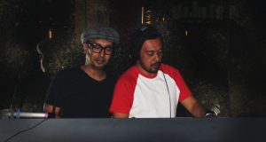 LOKAL DJ : Osvaldo Nugroho (kanan) salah satu DJ top, mampu menghibur dan edukasi partygoers dan lokal DJ di Crobar Lounge. Foto : DWI SAMBODO/JATENG POS.