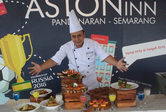 MENU TAHUN BARU : Ganjar Tri Saputra Chef Executive Aston Inn Pandanaran Hotel Semarang, tengah menunjukan ragam menu regular dan menu pesta tahun baru. Foto : DWI SAMBODO/JATENG POS.