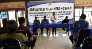 Nilai Kebangsaan : Anggota DPR/MPR RI Drs.H. Fadholi saat mensosialisasikan nilai kebangsaan di hadapan ratusan aparatur desa dan tokoh masyarakat. ( foto : dekan bawono/ jateng pos).