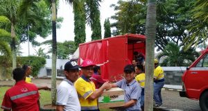 BANTUAN : Coca-Cola Amatil Indonesia bekerja sama dengan Kementerian Perindustrian RI menyalurkan bantuan air kemasan Ades. Tercatat ada 36.000 botol untuk Kabupaten Pandeglang dan 12.000 botol untuk wilayah Lampung Selatan.