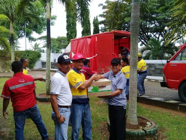 BANTUAN : Coca-Cola Amatil Indonesia bekerja sama dengan Kementerian Perindustrian RI menyalurkan bantuan air kemasan Ades. Tercatat ada 36.000 botol untuk Kabupaten Pandeglang dan 12.000 botol untuk wilayah Lampung Selatan.