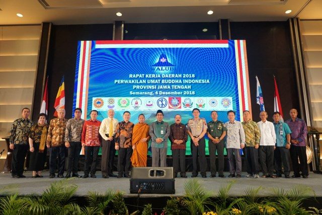 BUKA RAKORDA: Wagub Jateng Taj Yasin Maimoen berfoto bersama dengan pengurus DPP dan DPD Walubi Jateng di sela Rakorda yang digelar di Hotel PO, Selasa (4/12). Foto prast.wd/jateng pos