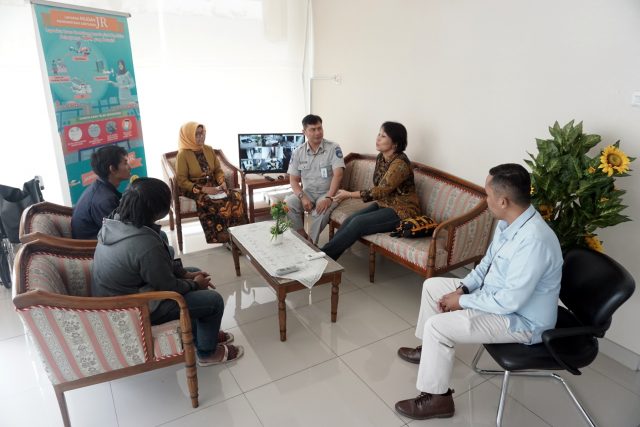 Ahli waris Sri Lestari didampingi oleh Ketua Komunitas Peduli Transportasi Kota Semarang (KPTS) Theresia Tarigan, saat berbincang dengan Kepala Perwakilan PT Jasa Raharja Semarang Yoga Sasongko (Foto prast.wd/jateng pos).