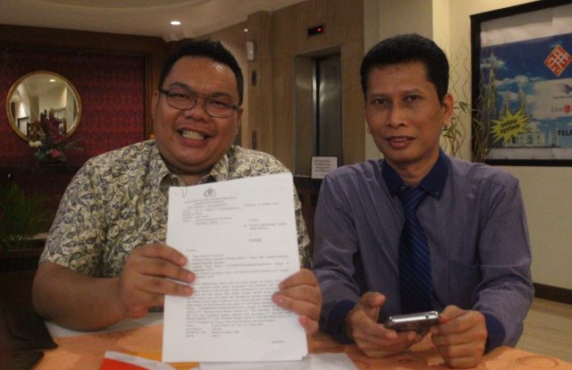 BERI KETERANGAN : Aan Tawli SH MH Kuasa Hukum didampingi GM Hotel Semesta tengah memberikan keterangan media terkait kasus penggelapan uang. Foto : DWI SAMBODO/JATENG POS.