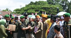 BERSAMA RAKYAT : Wakasad Letjen TNI Tatang Sulaiman saat menyerahkan bantuan kepada para veteran perang kemerdekaan di acara Hari Juang Kartika di Ambarawa. ( foto : dekan bawono/ jateng pos).