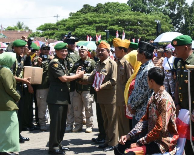 BERSAMA RAKYAT : Wakasad Letjen TNI Tatang Sulaiman saat menyerahkan bantuan kepada para veteran perang kemerdekaan di acara Hari Juang Kartika di Ambarawa. ( foto : dekan bawono/ jateng pos).