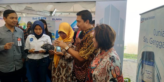 Direktur PT Bank Tabungan Negara (Persero) Tbk., Budi Satria didampingi Senior Executive Vice President Bank BTN, Suryanti Agustina, menjelaskan aplikasi baru BTN kepada nasabah saat akad KPR Massal. FOTO : ANING KARINDRA/JATENG POS