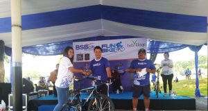 SUNDAY MORNING BSBCITY : Koordinator Sales BSBCity, Luvi Widyaningrum, menyerahkan hadiah kepada pemenang funbike di acara Sunday Morning BSBCity, Minggu (2/12). FOTO : ANING KARINDRA/JATENG POS