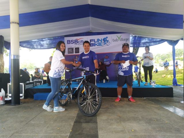 SUNDAY MORNING BSBCITY : Koordinator Sales BSBCity, Luvi Widyaningrum, menyerahkan hadiah kepada pemenang funbike di acara Sunday Morning BSBCity, Minggu (2/12). FOTO : ANING KARINDRA/JATENG POS