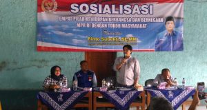 Rinto Subekti saat menyampaikan sosialisasi empat pilar untuk warga Desa Banaran, Kecamatan Gemolong, Kabupaten Sragen.