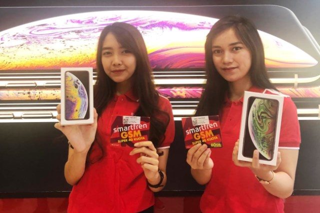 IPHONE BARU- Sales Promotion Girl menunjukkan produk iPhone baru yang ditawarkan Smartfren. FOTO : IST/ANING KARINDRA/JATENG POS