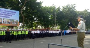 GELAR PASUKAN- Karyawan PT KAI DAOP 4 Semarang, Rabu (19/12), mengikuti apel gelar pasukan Nataru di Stasiun Semarang Tawang, dengan pembina upacara Executive Vice President (EVP) PT KAI Daop 4 Semarang, Yosita. FOTO : ANING KARINDRA/JATENG POS