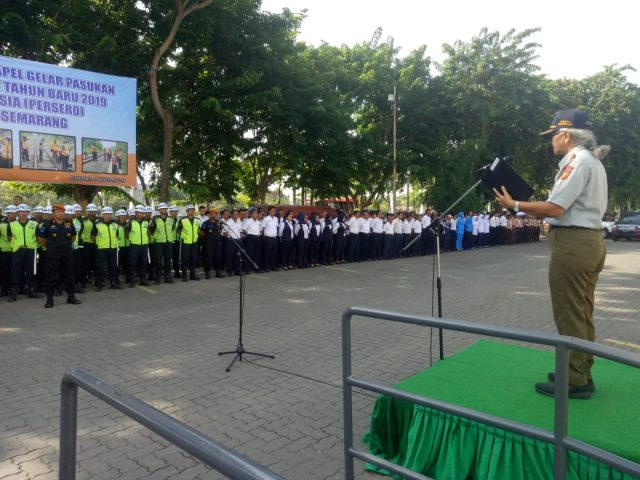 GELAR PASUKAN- Karyawan PT KAI DAOP 4 Semarang, Rabu (19/12), mengikuti apel gelar pasukan Nataru di Stasiun Semarang Tawang, dengan pembina upacara Executive Vice President (EVP) PT KAI Daop 4 Semarang, Yosita. FOTO : ANING KARINDRA/JATENG POS