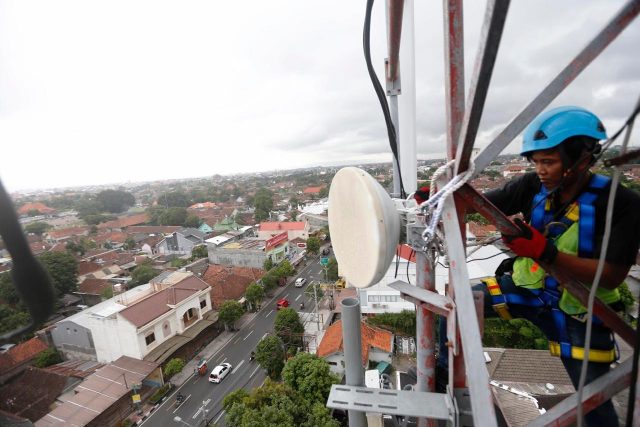 CEK JARINGAN : Petugas sedang memastikan kondisi jaringan XL Axiata di sekitar area Yogyakarta. FOTO : IST/ANING KARINDRA/JATENG POS