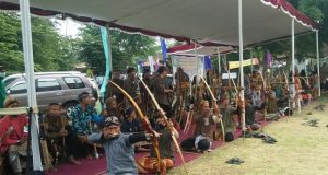 Puluhan club panahan dari berbagai daerah di Jawa Tengah berpacu mengikuti lomba jemparingan (Panahan,Red) dalam serangkaian acara Festival Tari Rakyat Segara Gunung ke 6 yang diselenggarakan oleh Kraton Amarta Bumi Jawa di Kampung Jawa Sekatul Limbangan, Sabtu (08/12).