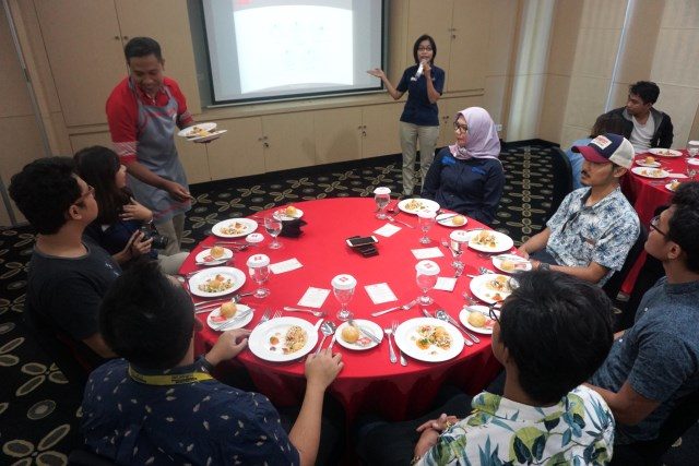 Table Manner : Sebagian awak media tengah dipandu sfat ahli Hotel Ibis Simpang Lima Semarang, dalam edukasi table manner untuk media. Foto : PRAST WD