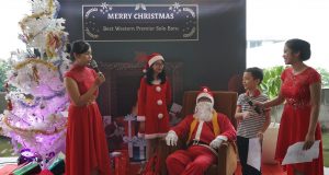 SUKA CITA : Foto selfi bersama sinterklas dan berbagi hadiah meriahkan perayaan Natal Best Western Premier Hotel Solo Baru. Foto : DOK/JATENG POS