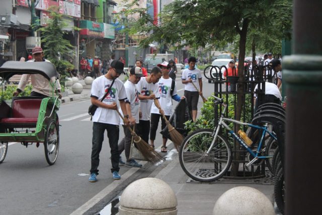 RERESIK MALIOBORO- Sebanyak 150 karyawan dan karyawati JNE ambil bagian dalam gerakan “Reresik Malioboro