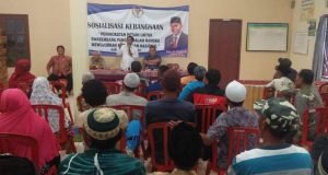 KETAHANAN NASIONAL : Anggota DPR/MPR RI Drs Fadholi saat mensosialisasikan nilai kebangsaan kepada para petani dan tokoh masyarakat. ( foto : dekan bawono/ jateng pos).