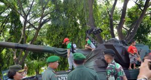 ALUTSISTA : Danrem 073/Makutarama Kolonel ( Arm) Moch. Erwansjah ( kiri) saat melihat tank di pameran Alutsista. ( foto : dekan bawono/ jateng pos).