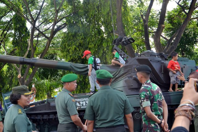 ALUTSISTA : Danrem 073/Makutarama Kolonel ( Arm) Moch. Erwansjah ( kiri) saat melihat tank di pameran Alutsista. ( foto : dekan bawono/ jateng pos).