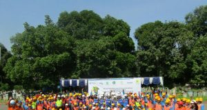 APEL- PLN Unit Pelaksana Pelayanan Pelanggan (UP3) Semarang, Selasa (18/12), mengadakan apel gelar pasukan dan peralatan. FOTO : ANING KARINDRA/JATENG POS