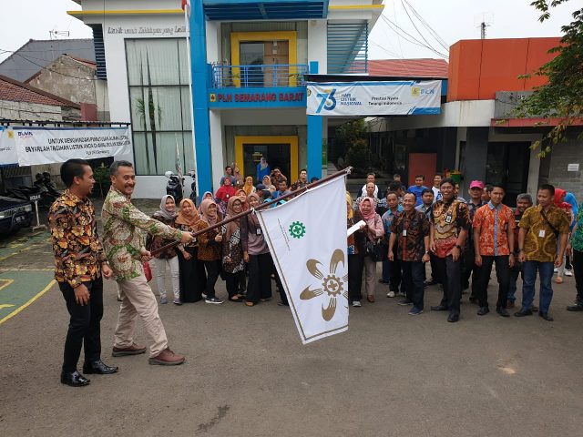 General Manager UID Jateng & DIY, Agung Nugraha, secara simbolis melepas karyawannya untuk melakukan kegiatan Sapa Pelanggan, Jumat (21/12). FOTO : ANING KARINDRA/JATENG POS