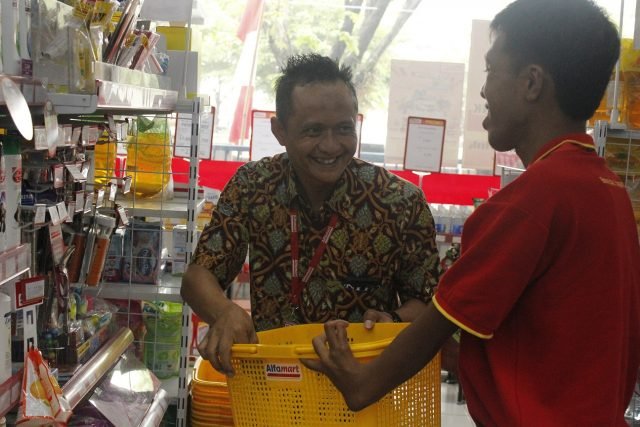Alfamart Beri Penghargaan SDM Disabilita LAYANI PELANGGAN : SDM Disabilitas tengah melayani pelanggan di salah satu outlet retel Alfamart Semarang. Foto : DWI SAMBODO/JATENG POS.