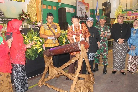 PEMBUKAAN: Bupati Semarang H Mundjirin menabuh kentongan menandai pembukaan Festival Dana Desa Kabupaten Semarang 2018, Kamis (27/12).