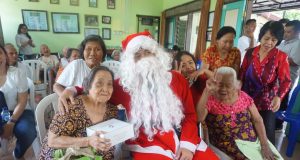 SUKA CITA : Grand Edge Hotel, sambut Natal berbagi kebahagian bersama di Panti Jompo. Foto : DWI SAMBODO/JATENG POS.