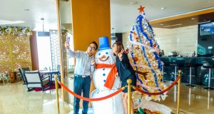 SAMBUT NATAL : Pengunjung tengah foto selfi di salah satu sudut pernak-pernik Natal Aston Hotel Semarang. Foto : DWI SAMBODO/JATENG POS