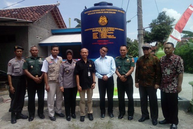Kementrian ESDM bersama anggota Komisi 7 DPRRI menyerahkan bantuan sumur bor untuk desa Tegalsari kecamatan Weru Sukoharjo.