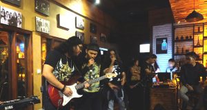 . GARANG : Aksi dan performa maksimal Rockstar feat Heydi PS & Aziz BS, puncaki Grand Opening Nine Bar, Resto & KTV Erlangga Semarang. Foto : DWI SAMBODO/JATENG POS.