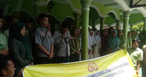 DEKLARASI: Ketua MUI Sragen KH Minanul Aziz bersama Santri Ponpes An Najah, Gondang saat deklarasi anti hoax.
