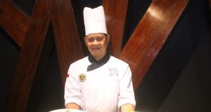 MENU SPECIAL : I Wayan Sunia, Chef Executie Patra Hotel & Convention Semarang tengah menunjukan “Salmon Fantasi“ menu promo spesial bulan Maret.