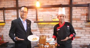 SPESIAL MENU : M RUM Ghany GM dan Kuswanto Chef Executive @HOM Hotel by Horison Semarang menunjukan ragam varian menu promo Maret yakni Signature Dimsum.