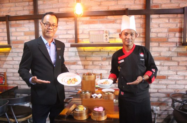 SPESIAL MENU : M RUM Ghany GM dan Kuswanto Chef Executive @HOM Hotel by Horison Semarang menunjukan ragam varian menu promo Maret yakni Signature Dimsum.