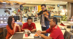 HIBURAN MUSIK : Pelanggan tamu menginap @HOM Hotel by Horison Semarang tengah di hibur musik instrumen Biola dalam konsep “Thematic Breakfast“.