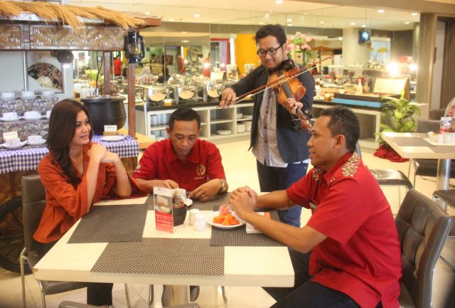 HIBURAN MUSIK : Pelanggan tamu menginap @HOM Hotel by Horison Semarang tengah di hibur musik instrumen Biola dalam konsep “Thematic Breakfast“.