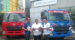KUZER - Regional Head Astra International UD Trucks Sales Operation International UD Trucks Sales Operation Wisnu Wibowo (kiri) menjelaskan kelebihan produk terbarunya, Kuzer kepada konsumennya di Showroom Jalan Majapahit Semarang, Selasa (12/3).