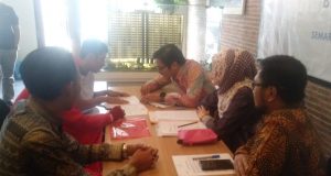 AKAD KREDIT - Salah seorang konsumen tengah melakukan akad kredit pembiayaan apartemen dari BTN Syariah, di Marketing Lounge Cordova Edupartment Tembang, Semarang, Sabtu (16/3).