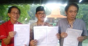 SERTIFIKAT HALAL: Lukmanul Hakim, Direktur Lembaga Pengkajian Pangan, Obat-obatan dan Kosmetika MUI (tengah) bersama Direktur PT Industri Jamu dan Farmasi Sido Muncul Tbk, Irwan Hidayat (kiri) dan Komisaris Utama PT Industri Jamu dan Farmasi Sido Muncul Tbk Sofyan Hidayat menunjukkan serti¿ kat halal MUI, Selasa (19/3), di Pabrik Sido Muncul Bergas Kabupaten Semarang