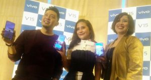 VIVO V15: Senior Product Manager Vivo Indonesia, Yoga Samiaji (kiri), Public Relations Manager PT Vivo Mobile Indonesia, Tyas K Rarasmurti (kanan), dan Prilly Latuconsina (tengah), memperkenalkan Vivo V15 di Semarang, Sabtu (23/3).