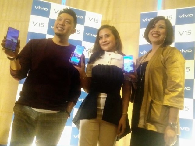 VIVO V15: Senior Product Manager Vivo Indonesia, Yoga Samiaji (kiri), Public Relations Manager PT Vivo Mobile Indonesia, Tyas K Rarasmurti (kanan), dan Prilly Latuconsina (tengah), memperkenalkan Vivo V15 di Semarang, Sabtu (23/3).