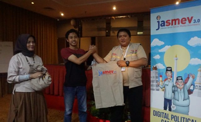 SIAP KERJA: Rendy Doro Herison, Digital Strategic Jasmev secara simbolik menyerahkan rompi Jasmev pada peserta pelatihan di Star Hotel minggu (3/3)